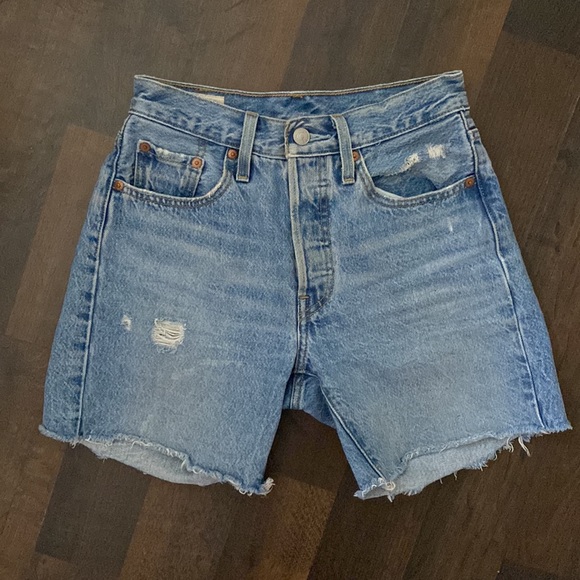 Levi’s 501 Mid Thigh Women Shorts - Picture 2 of 2